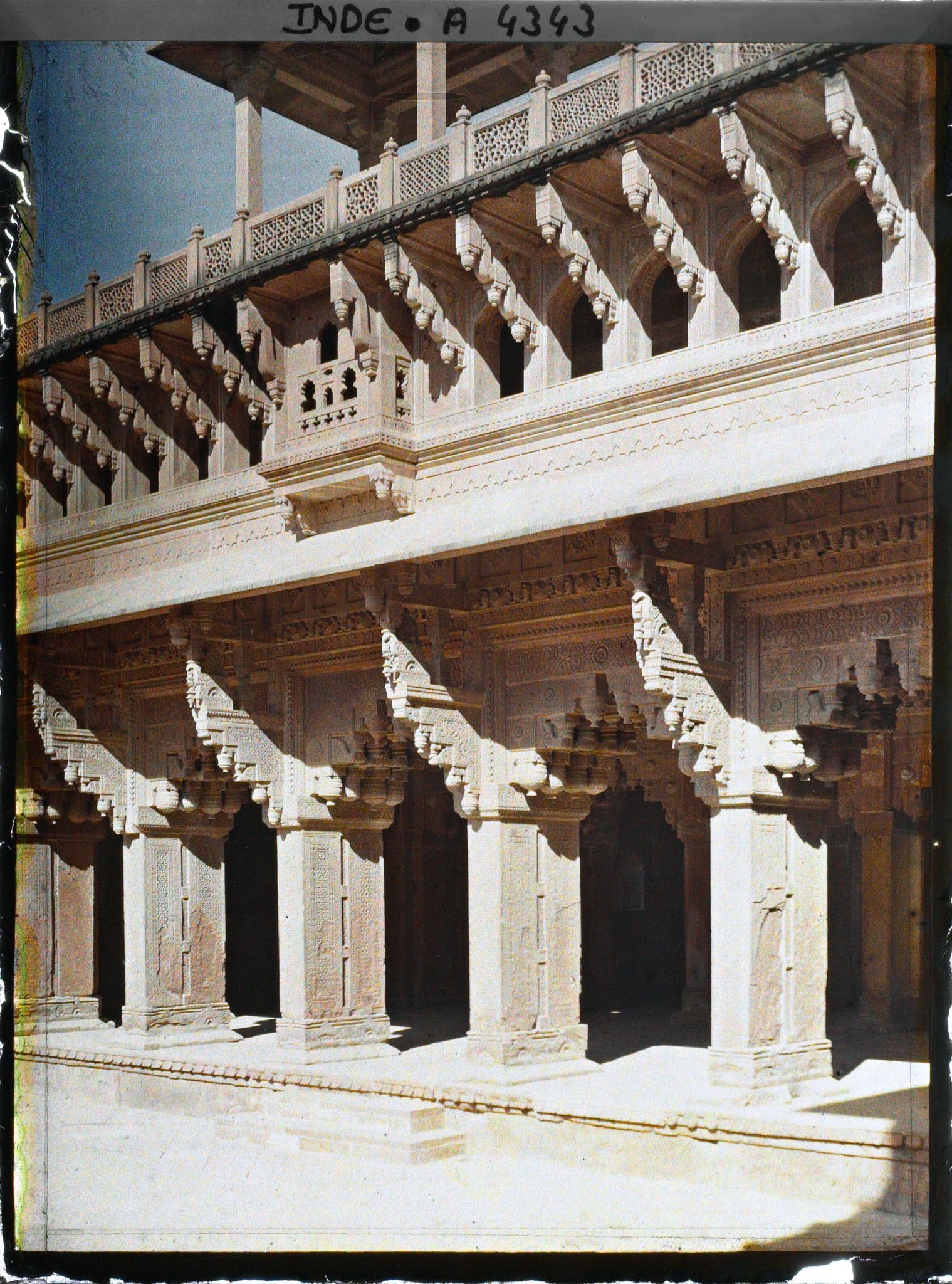 Image représentant Une galerie de la cour centrale du palais de Jahangir dans le fort Rouge (Lal Qila)