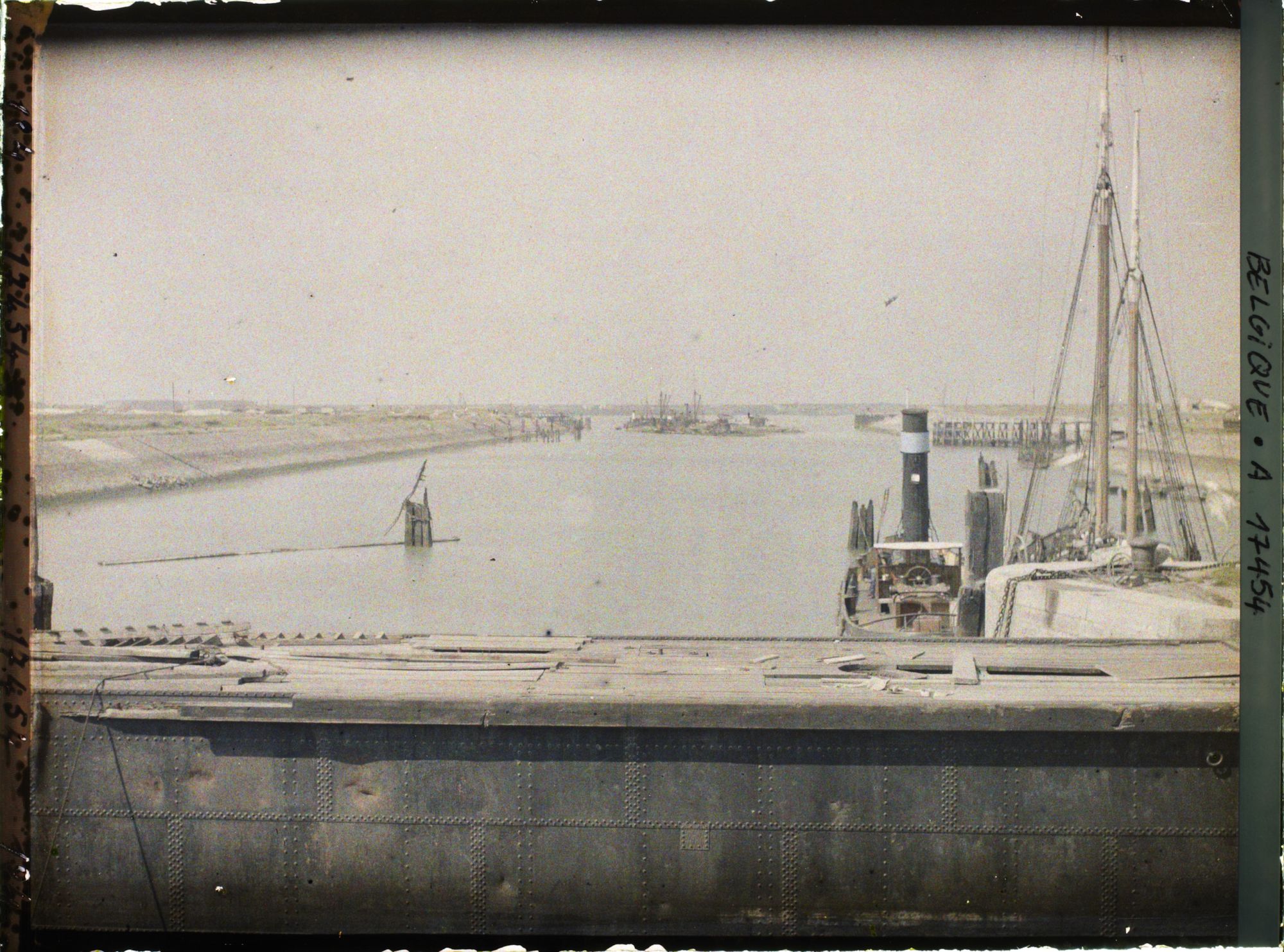 Image représentant Belgique, Zee Brugge, Le Chenal, vue prise de l'écluse vers la mer