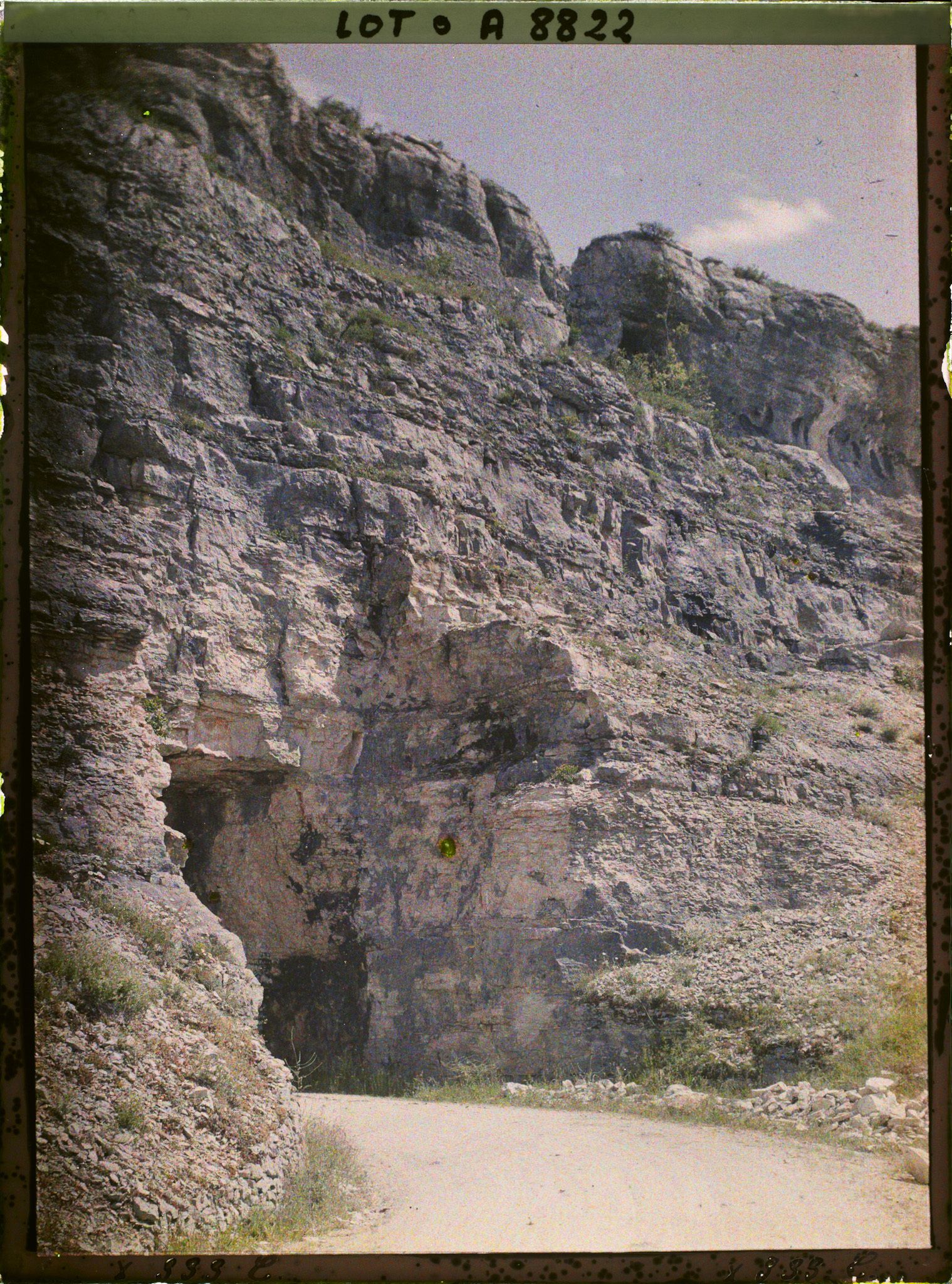 Image représentant France, Roc-Amadour, Le tunnel : la sortie du coté du val de l'Alzou