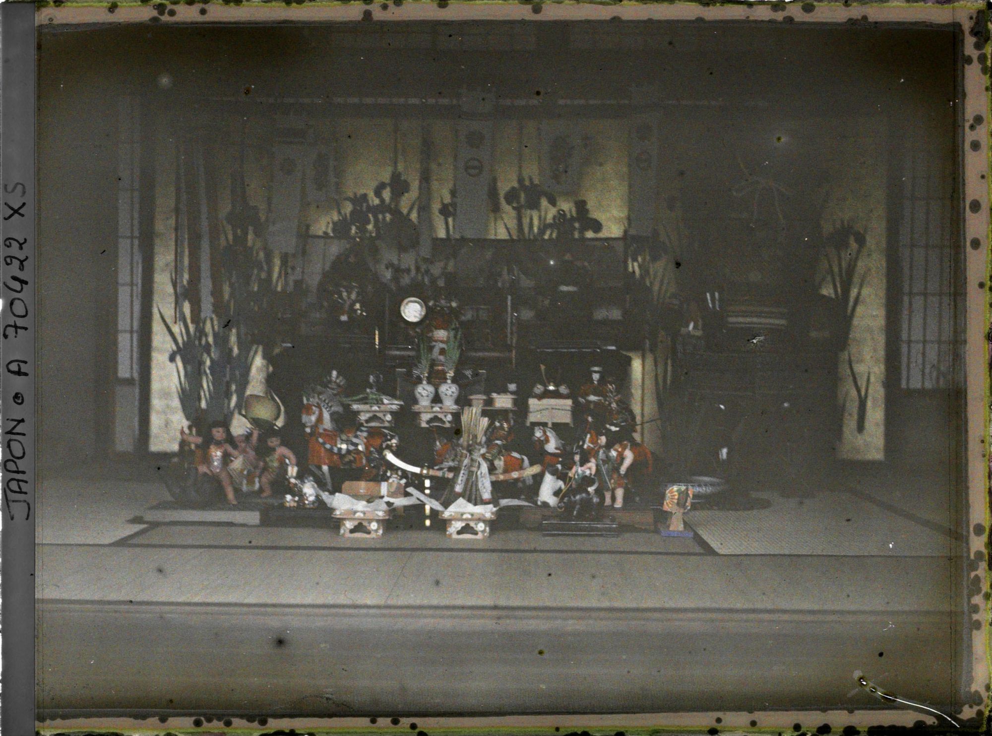 Image représentant Tango-no-sekku (fête des garçons) : exposition de poupées (représentant des héros légendaires, des armures...) dans un salon de la résidence de la famille princière Kitashirakawa