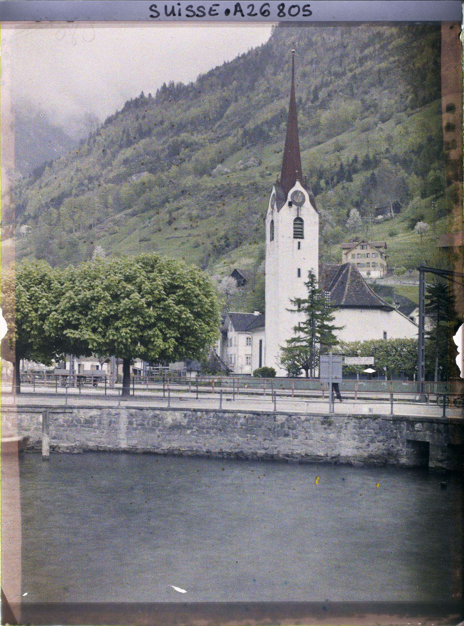 Image représentant Le lac des Quatre-Cantons et l'église Saint-Georges-et-Nicolas