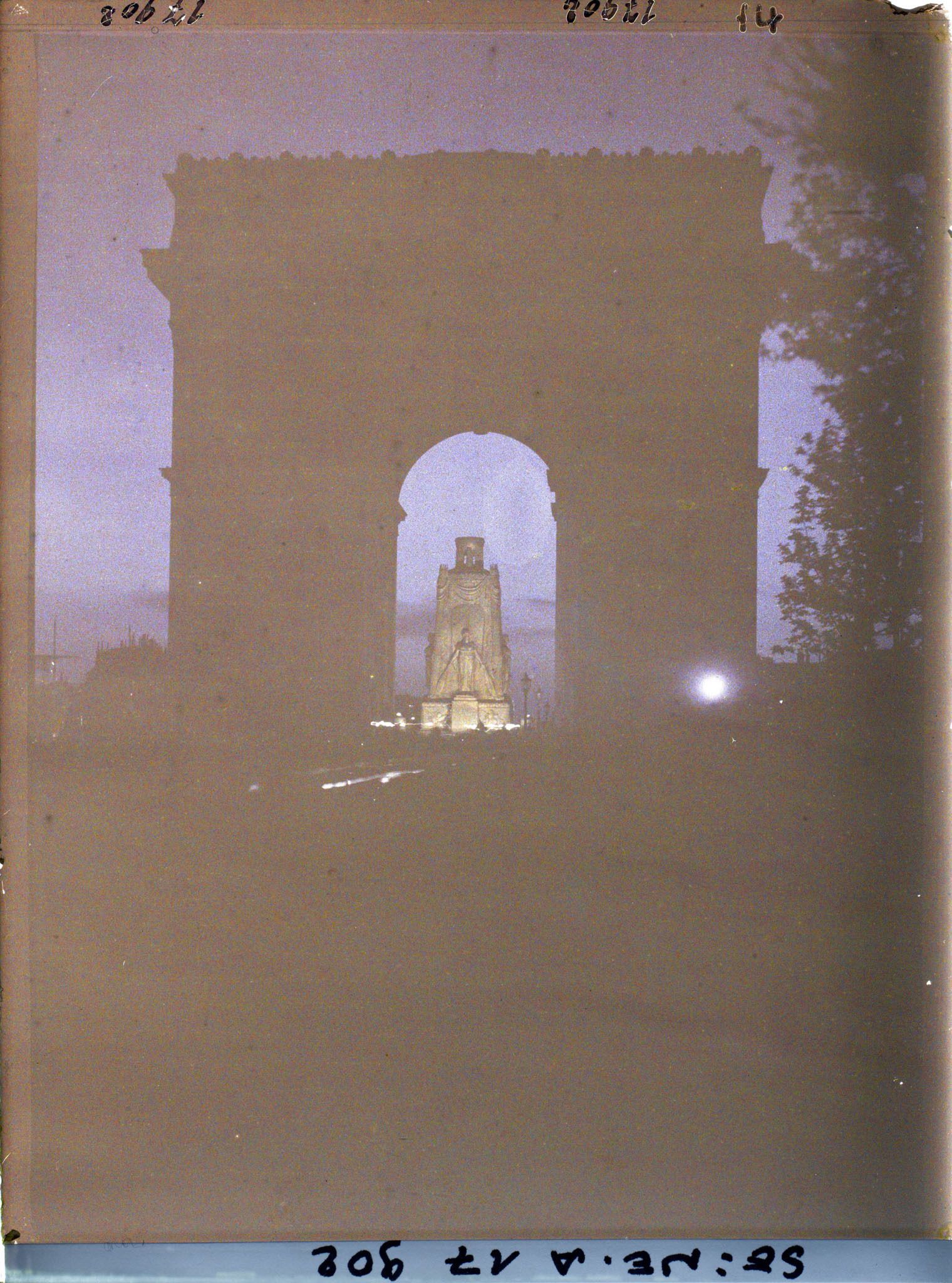 Image représentant Le cénotaphe dedié aux morts pour la patrie sous l'Arc de Triomphe pendant la veillée funèbre du 13 juillet 1919