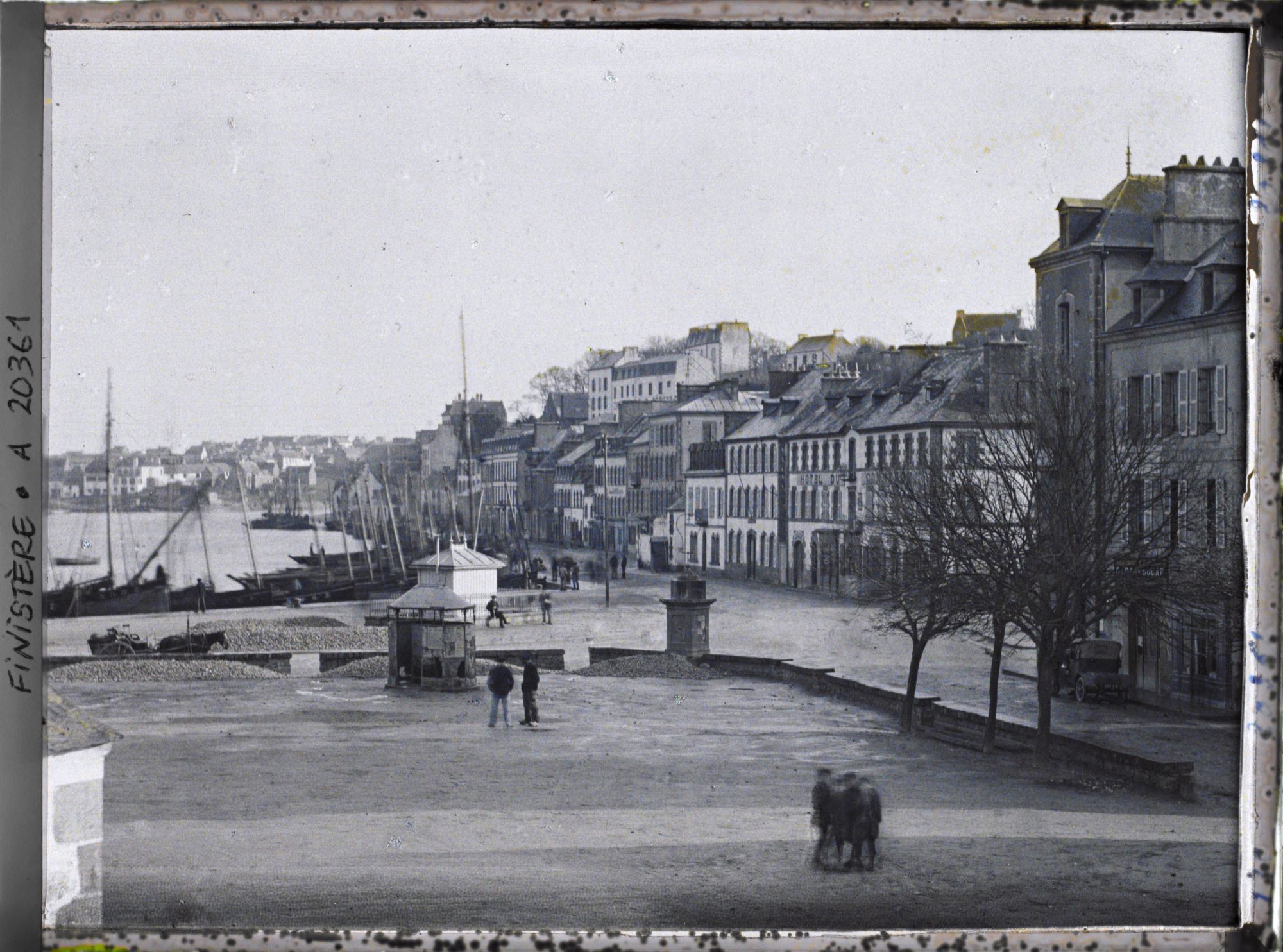 Image représentant Le port d'Audierne vu depuis l'Hôtel de France