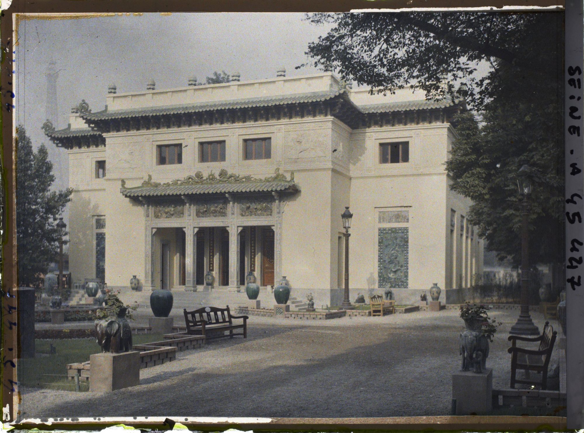 Image représentant L'Exposition des arts décoratifs, Pavillon de l'Indochine, entre le cours Albert 1er et les berges de Seine