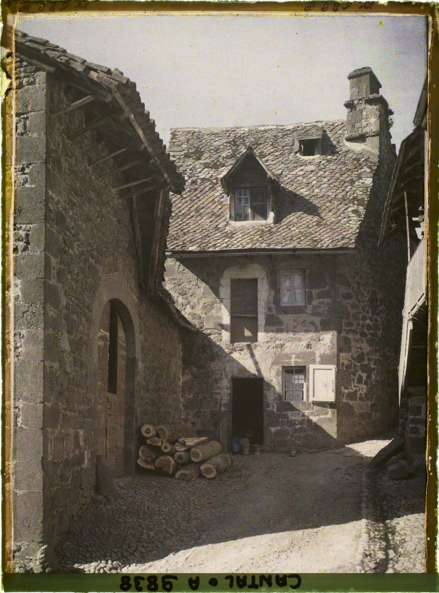 Image représentant Les maisons autour de l'église
