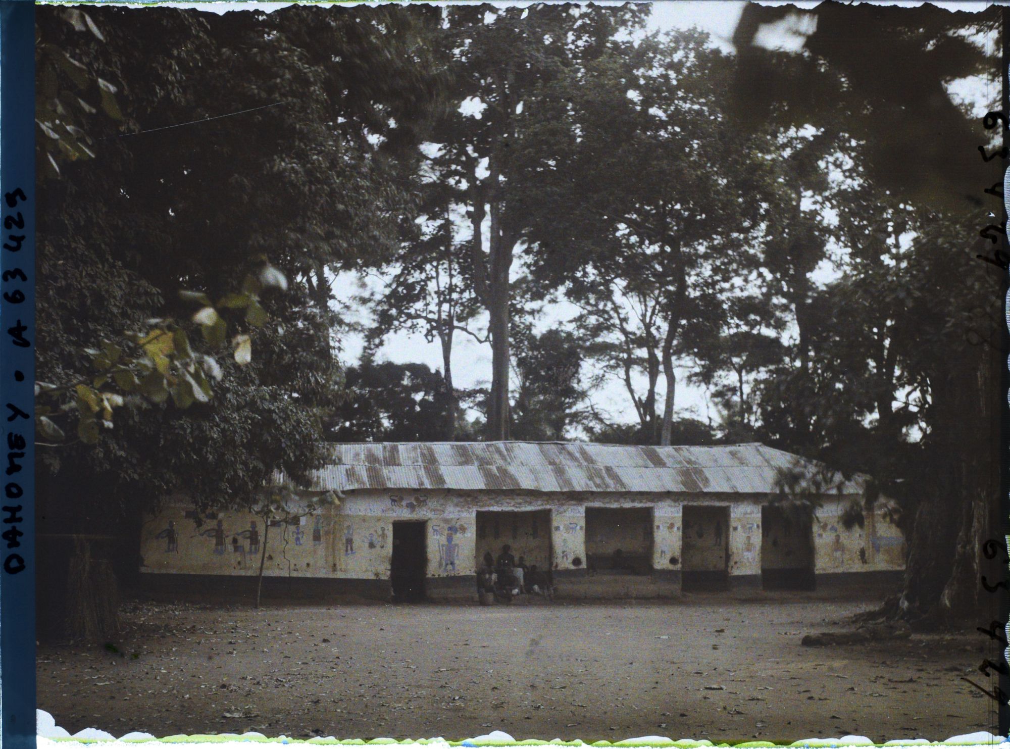 Image représentant Case du fétiche Homgbo (?) adossée à l'enclos sacré