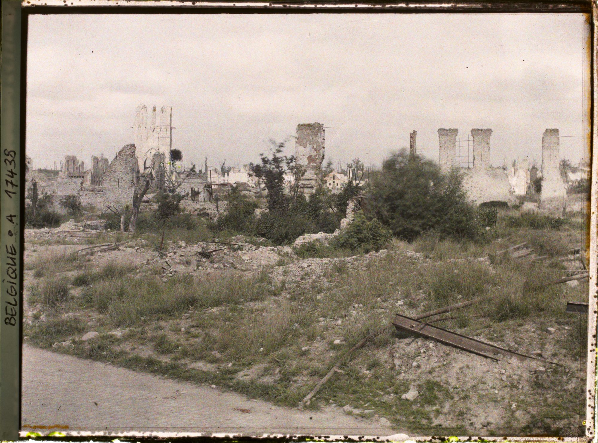 Image représentant Belgique, Ypres, Vue d'ensemble prise de la rue du Temple vers la Grande Place