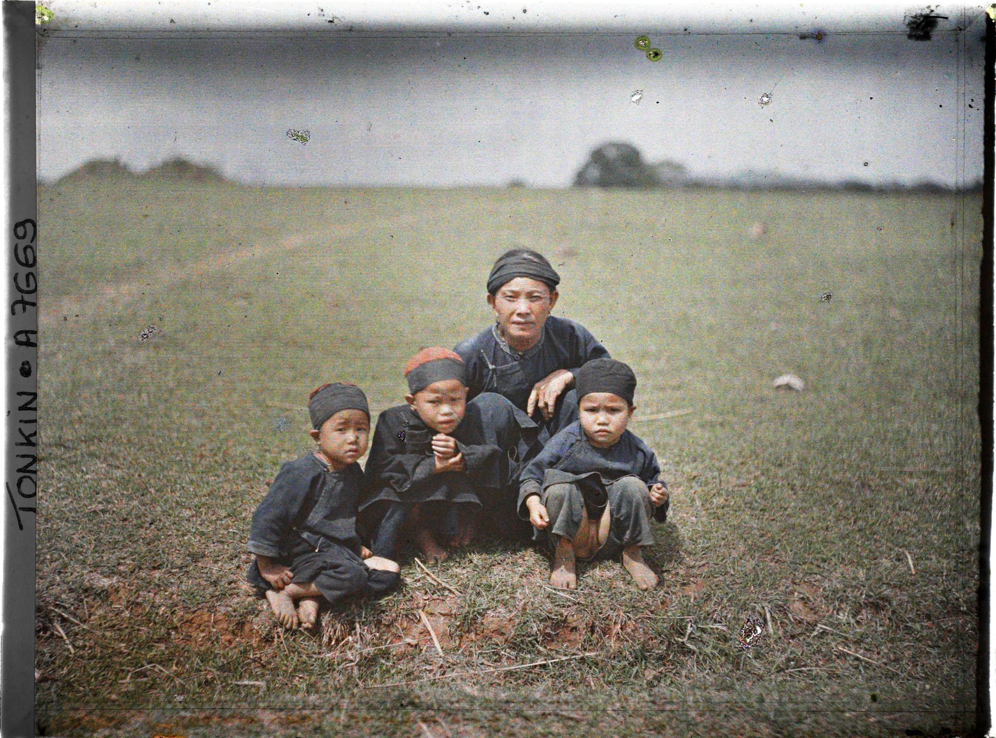 Image représentant Une famille thaï, vêtue de bleu, dans les plaines près des grottes de Ky-lu'a