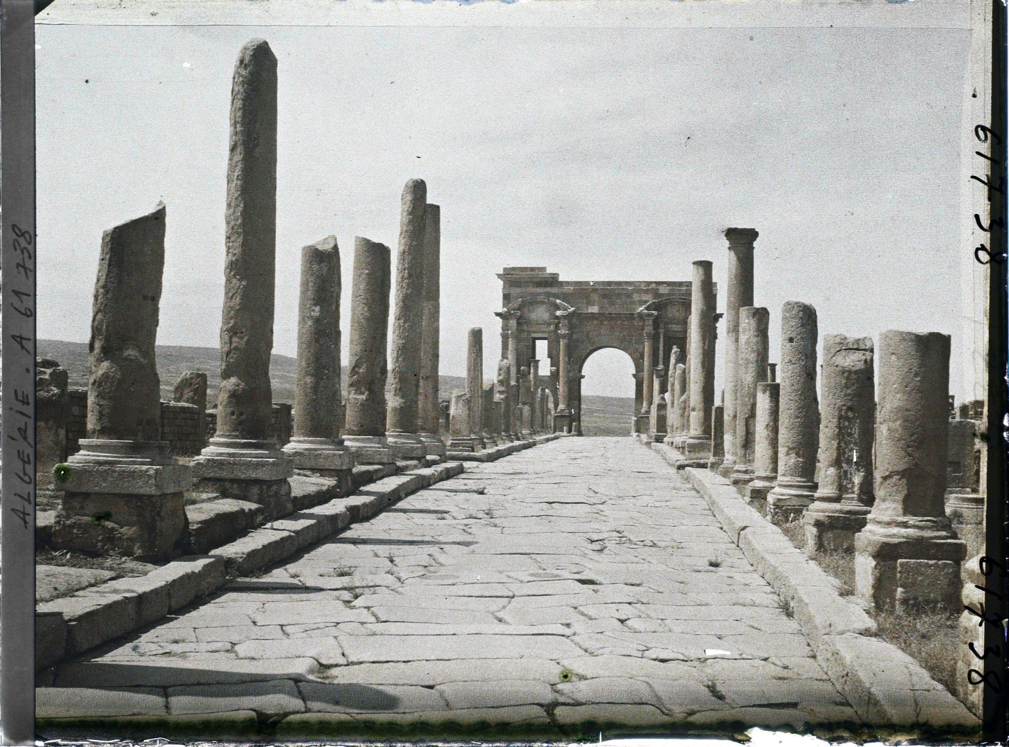 Image représentant Algérie, Timgad, Decumanus Maximus vers Arc de Trajan