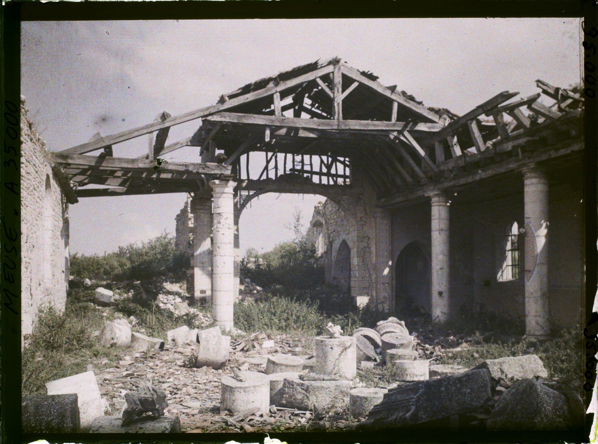 Image représentant France, Aubreville (Meuse), Vue intérieure des ruines de l'Eglise