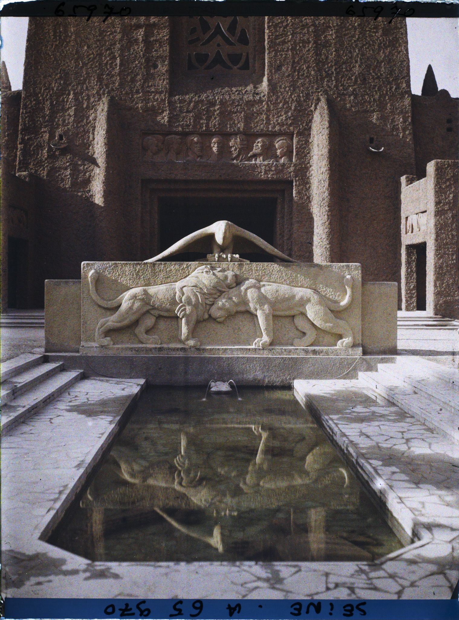 Image représentant L'Exposition Coloniale Internationale de 1931, la Fontaine des lions dans la cour du palais de l'A.O.F.