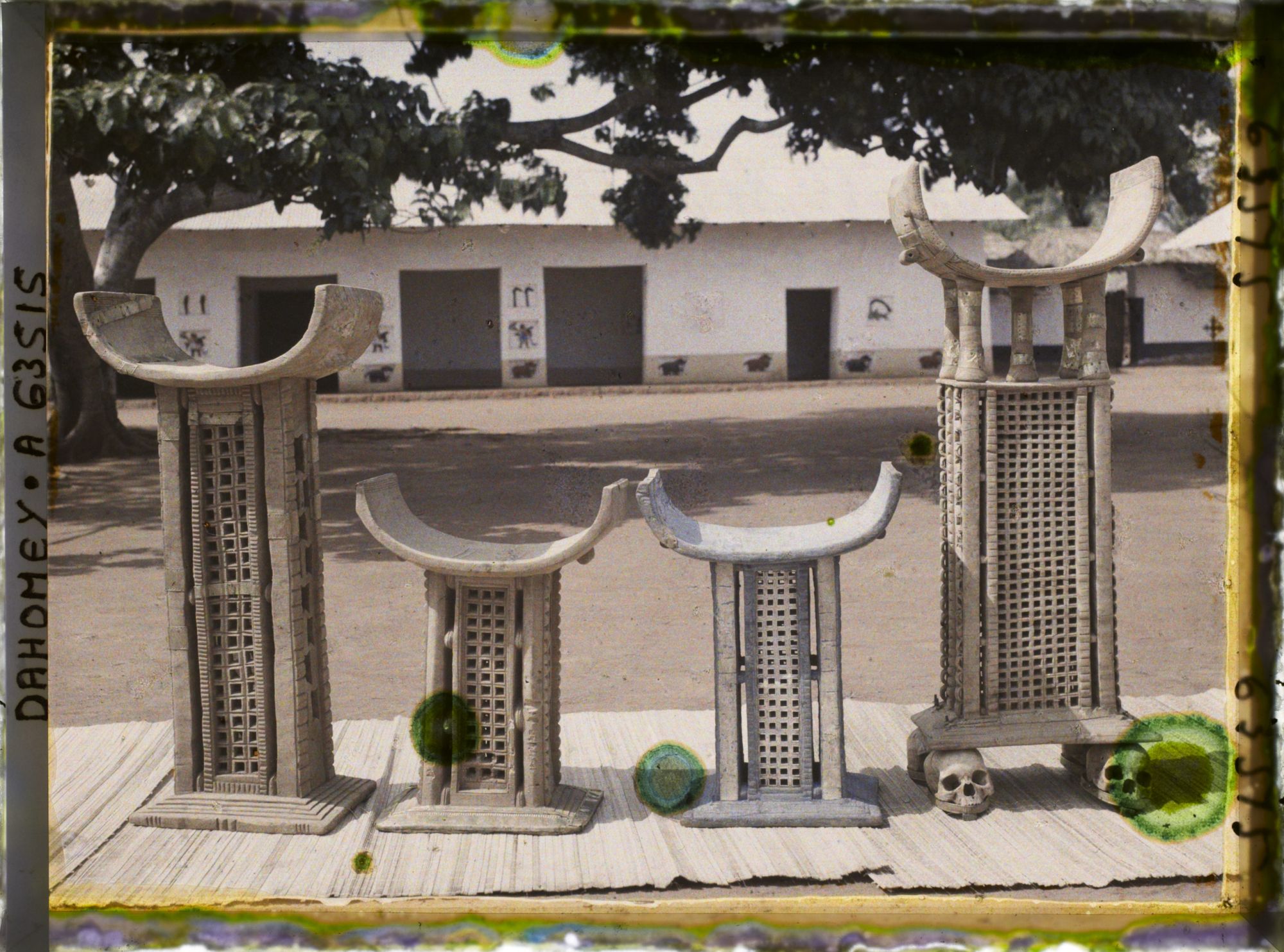 Image représentant Trônes royaux d'Abomey (Guézo, Glélé, Béhanzin, Agoliagbo) devant la salle de réception (ajalala) de la cour du palais de  null Guézo (jalalahennou)