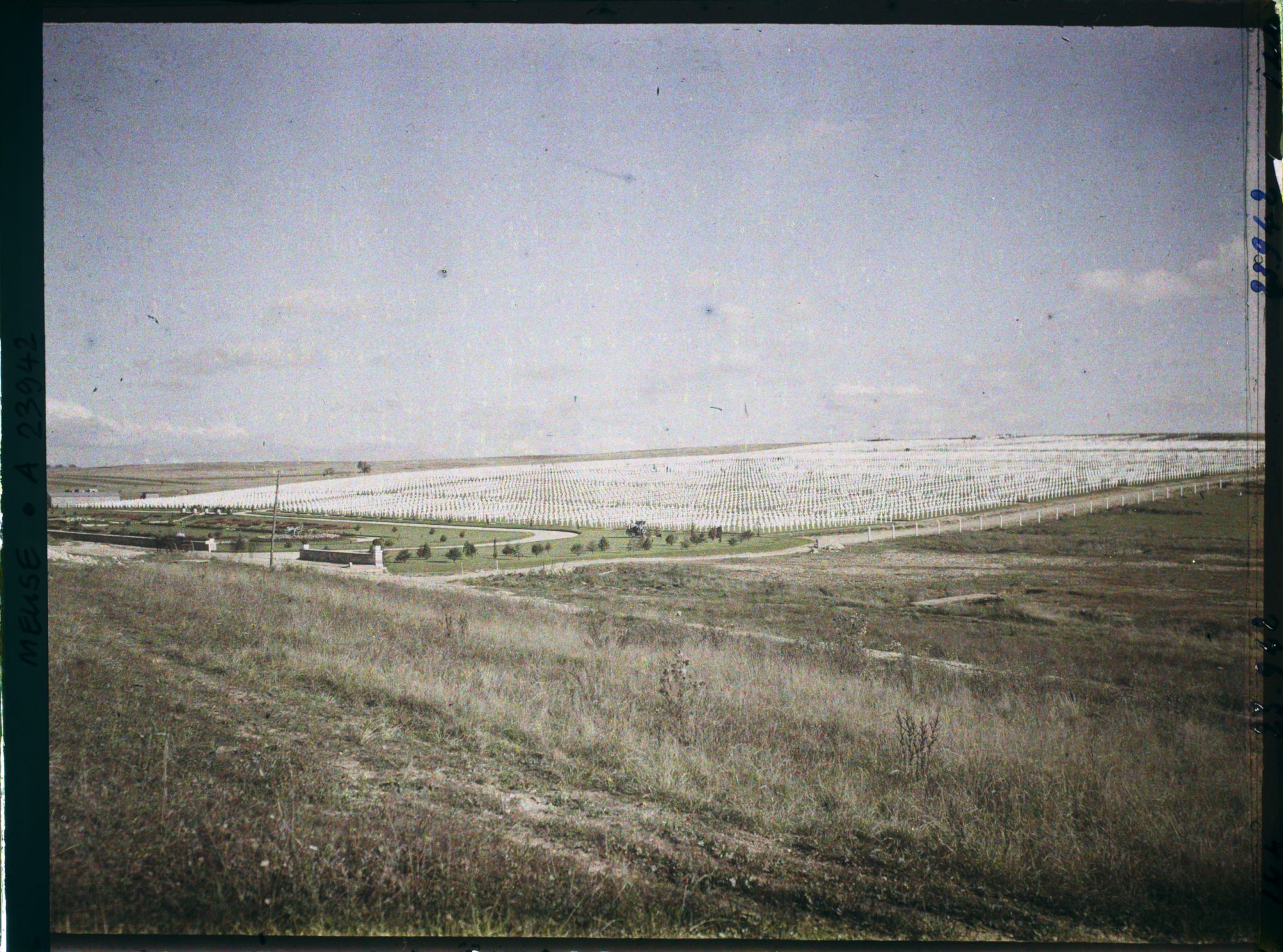 Image représentant France, Romagne sous Montfaucon, Vue d'ensemble sur le Cimetière