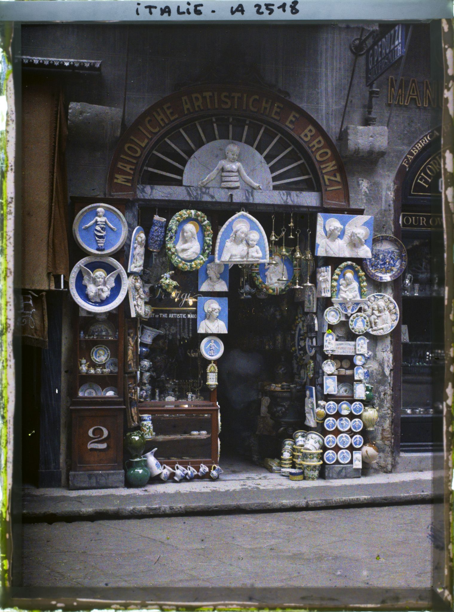 Image représentant Antiquaire et imitations d'Andrea della Robbia