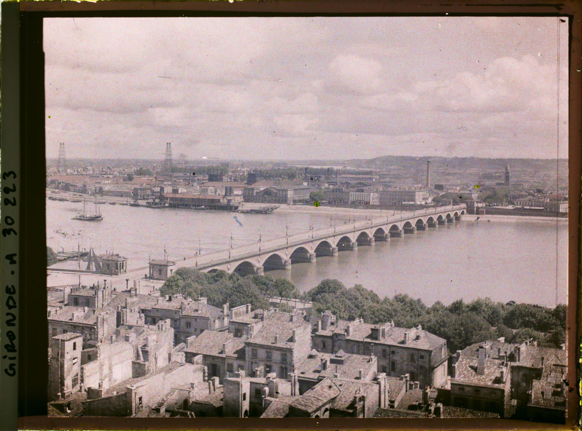 Image représentant France, Bordeaux, Pont vu de la Tour St Michel