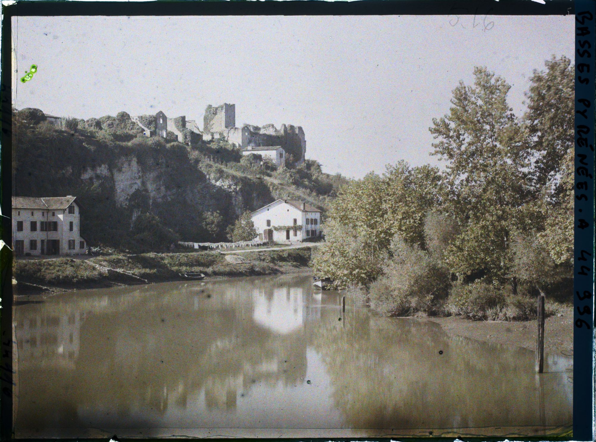 Image représentant France, Guiche, La Bidouze et les ruines du Chau