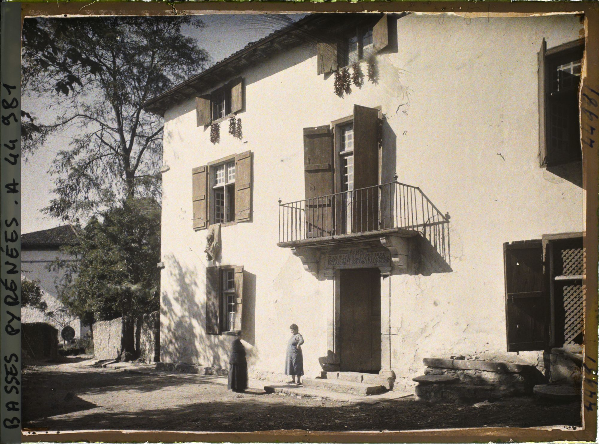 Image représentant France, Espelette, Vieille Maison à inscriptions au dessus de la porte