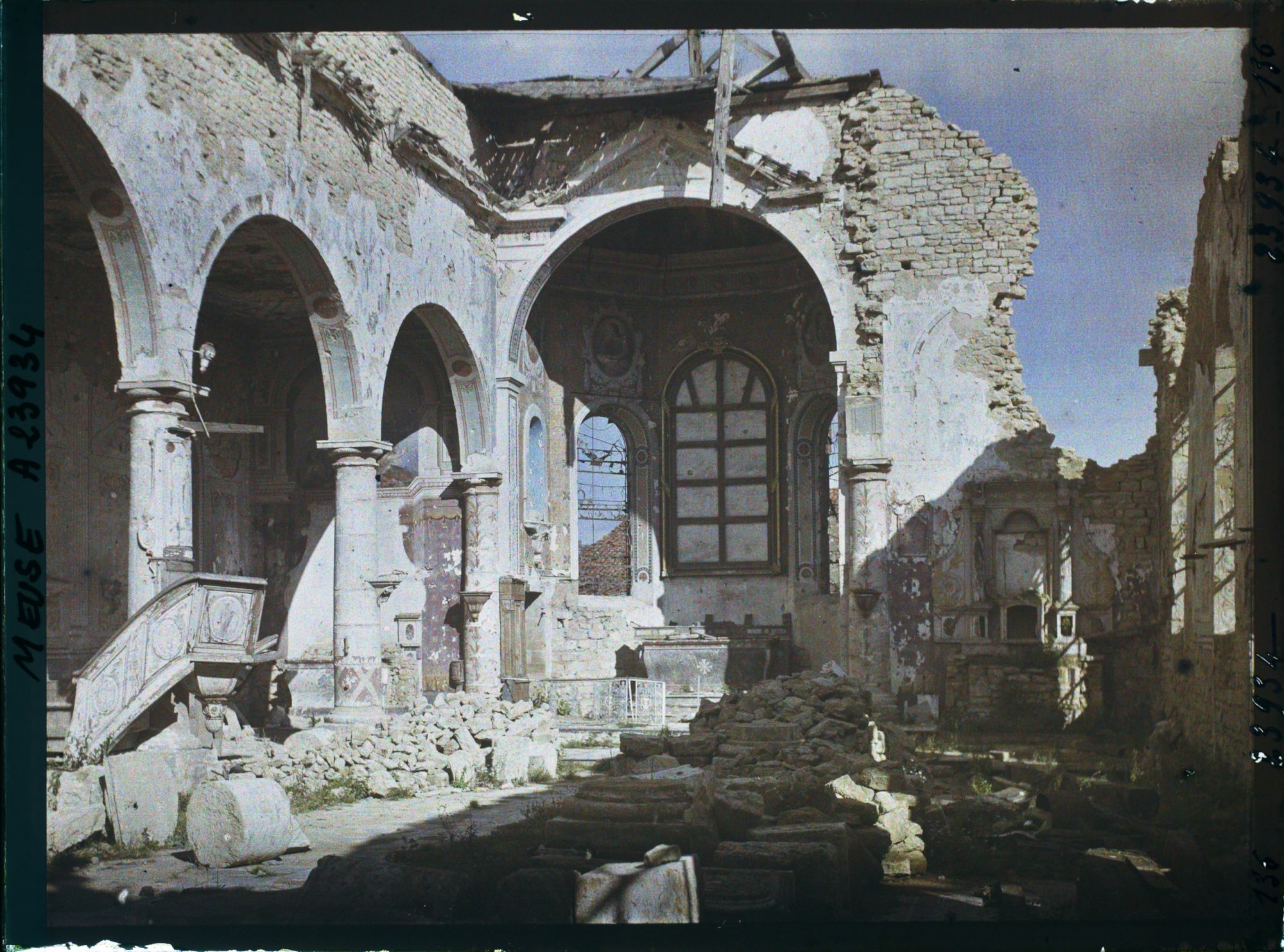 Image représentant France, Romagne sous Montfaucon, Intérieur de l'Eglise de Romagne