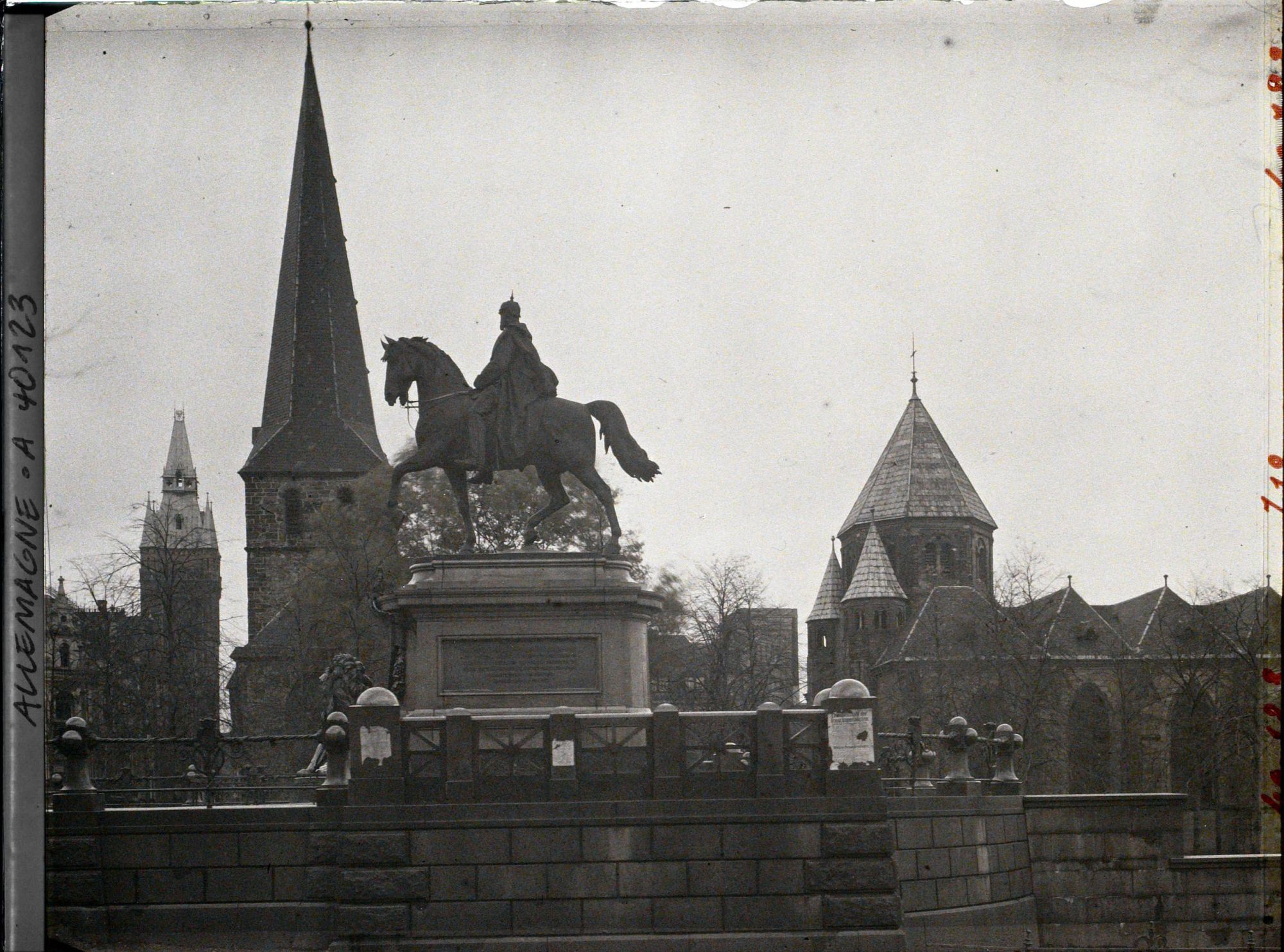 Image représentant Prusse , Essen, Cathédrale et Statue de Guillaume le Grand