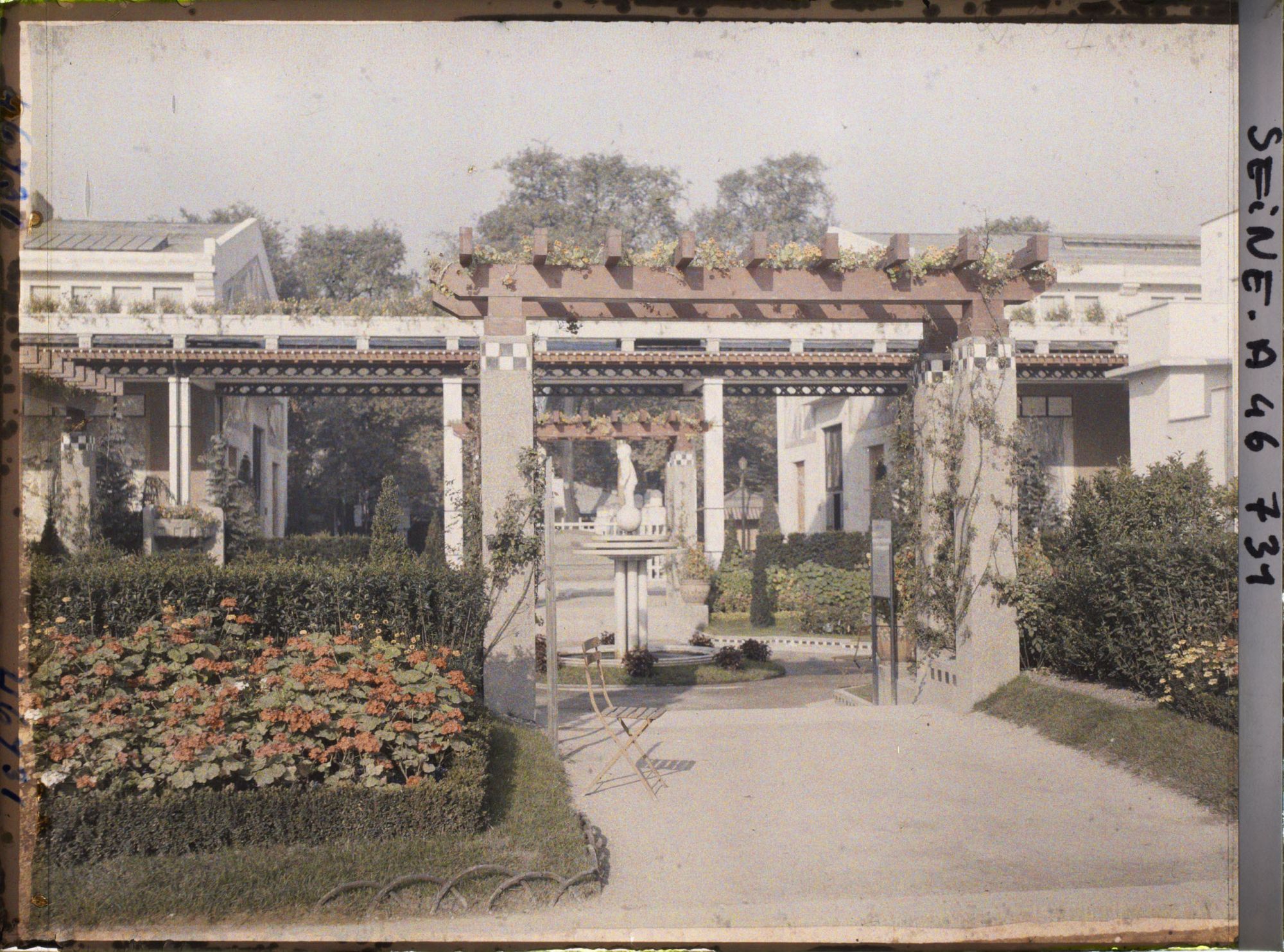 Image représentant L'Exposition des arts décoratifs, Jardin de Vacherot et Riousse, sur l'esplanade Invalides, entre le Pavillon de Mulhouse et l'Hôtel du Collectionneur, ou Pavillon Ruhlmann