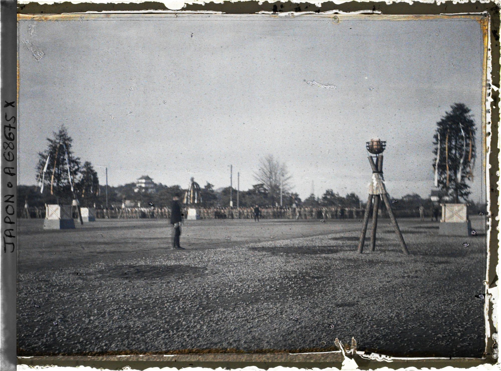 Image représentant Funérailles de l'Empereur Taisho-Tenno (Yoshihito), décor mortuaire et foule sur l'esplanade devant le palais impérial