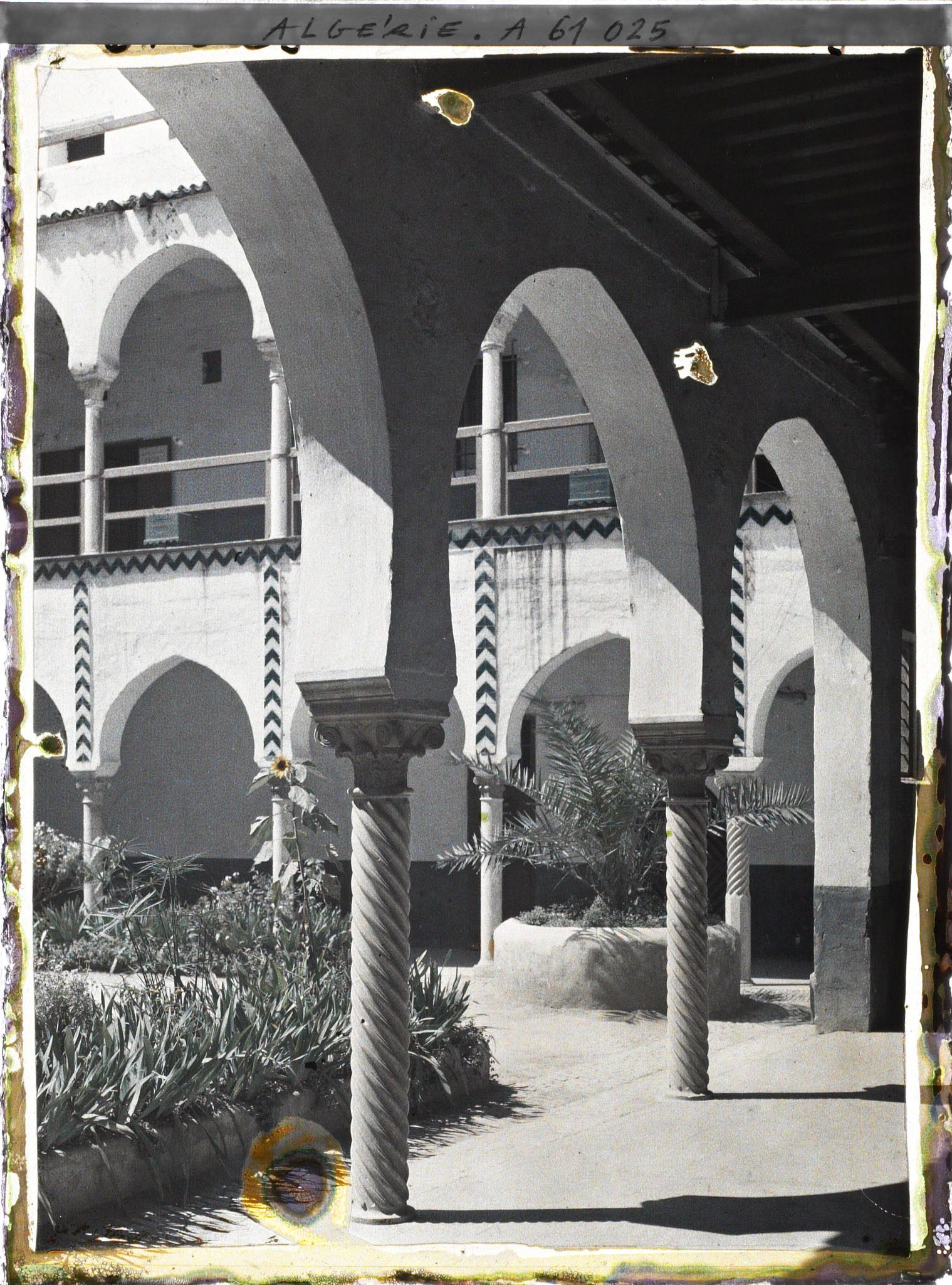 Image représentant Les arcades de la cour du palais des deys à la Casbah