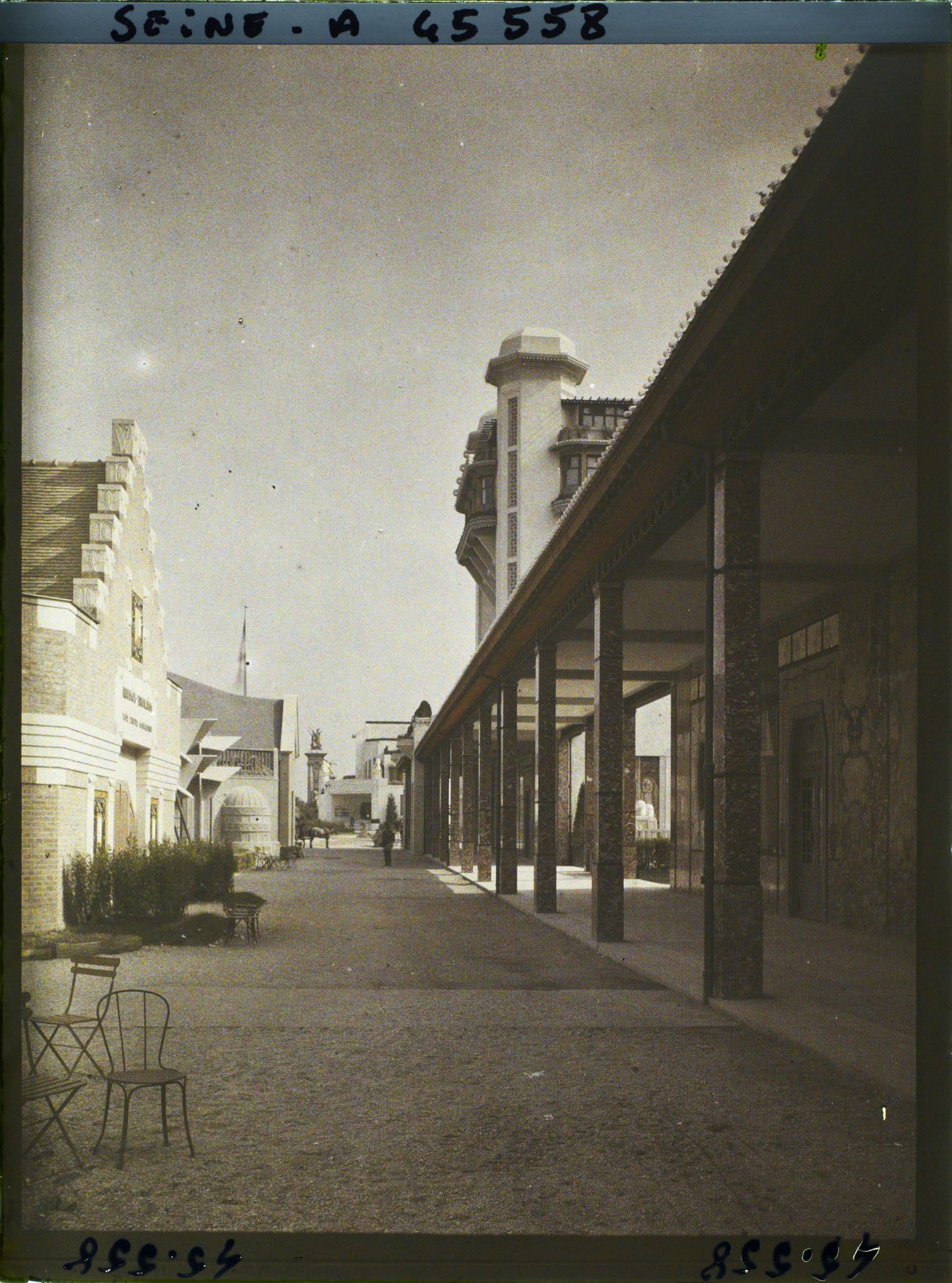 Image représentant L'Exposition des arts décoratifs, Galerie de la section française, entre la Tour de Champagne et la Tour de Paris