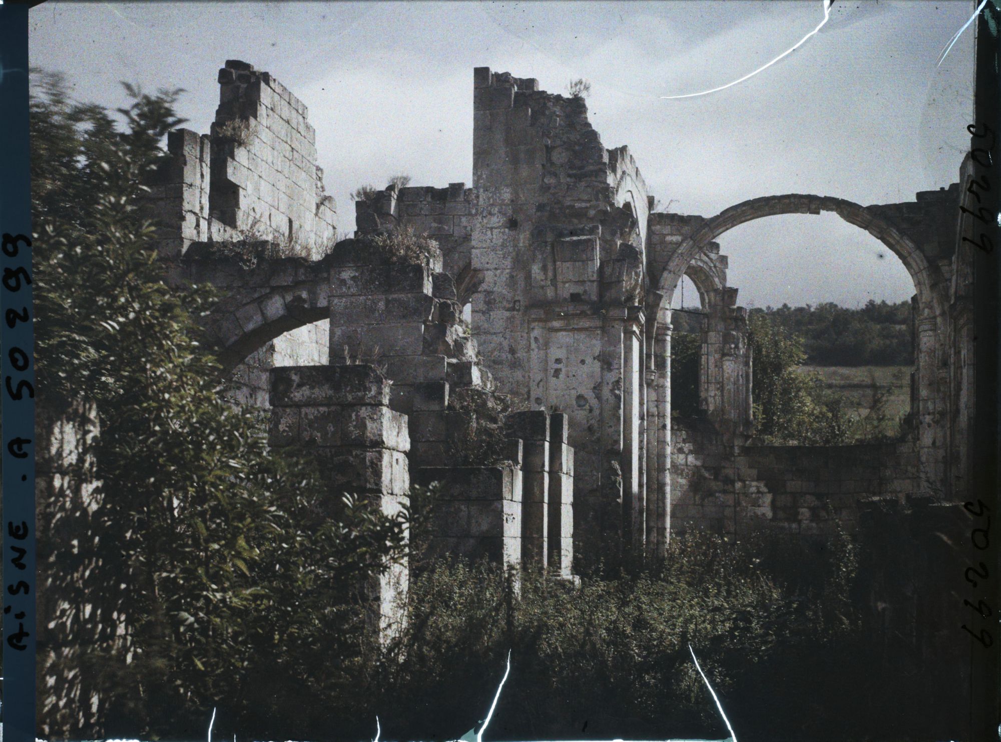 Image représentant France, Chivres, Intérieur des ruines de l'Eglise