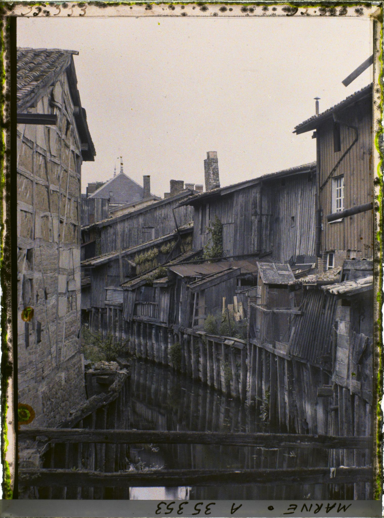 Image représentant France, Ste Menehould le haut, Vieilles Maisons sur le Canal