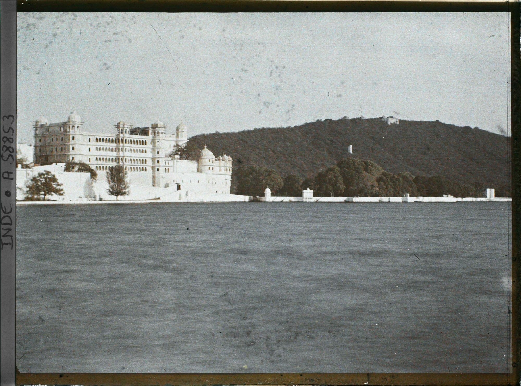 Image représentant Extrémité méridionale du palais royal et vue (Raj Mahal) du lac Pichola
