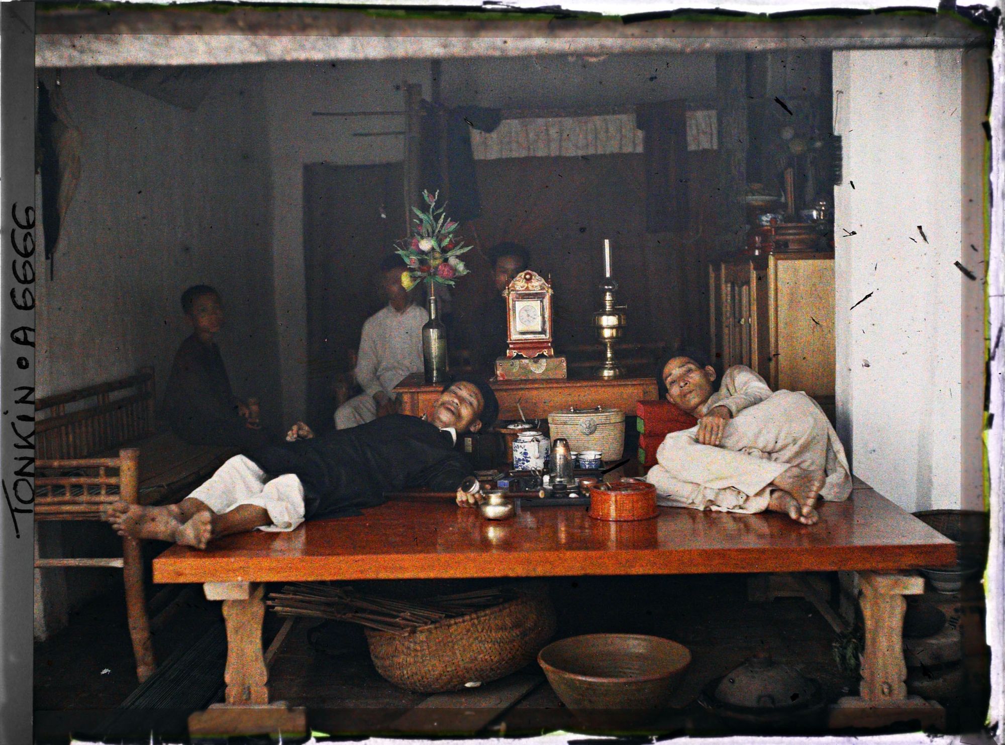 Image représentant Deux fumeurs d'opium, de classe moyenne, allongés