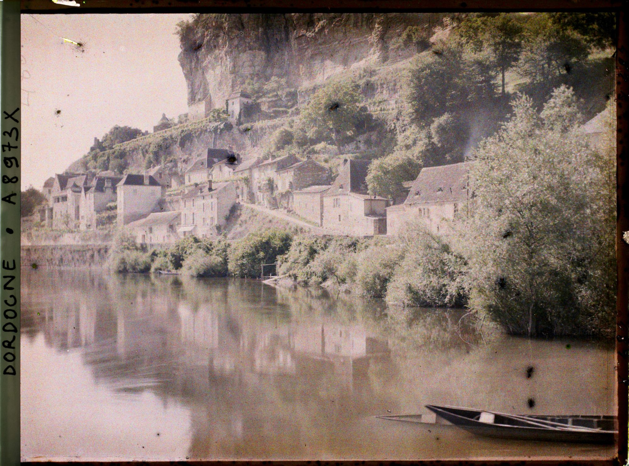 Image représentant France, Beynac, Le village vu en large
