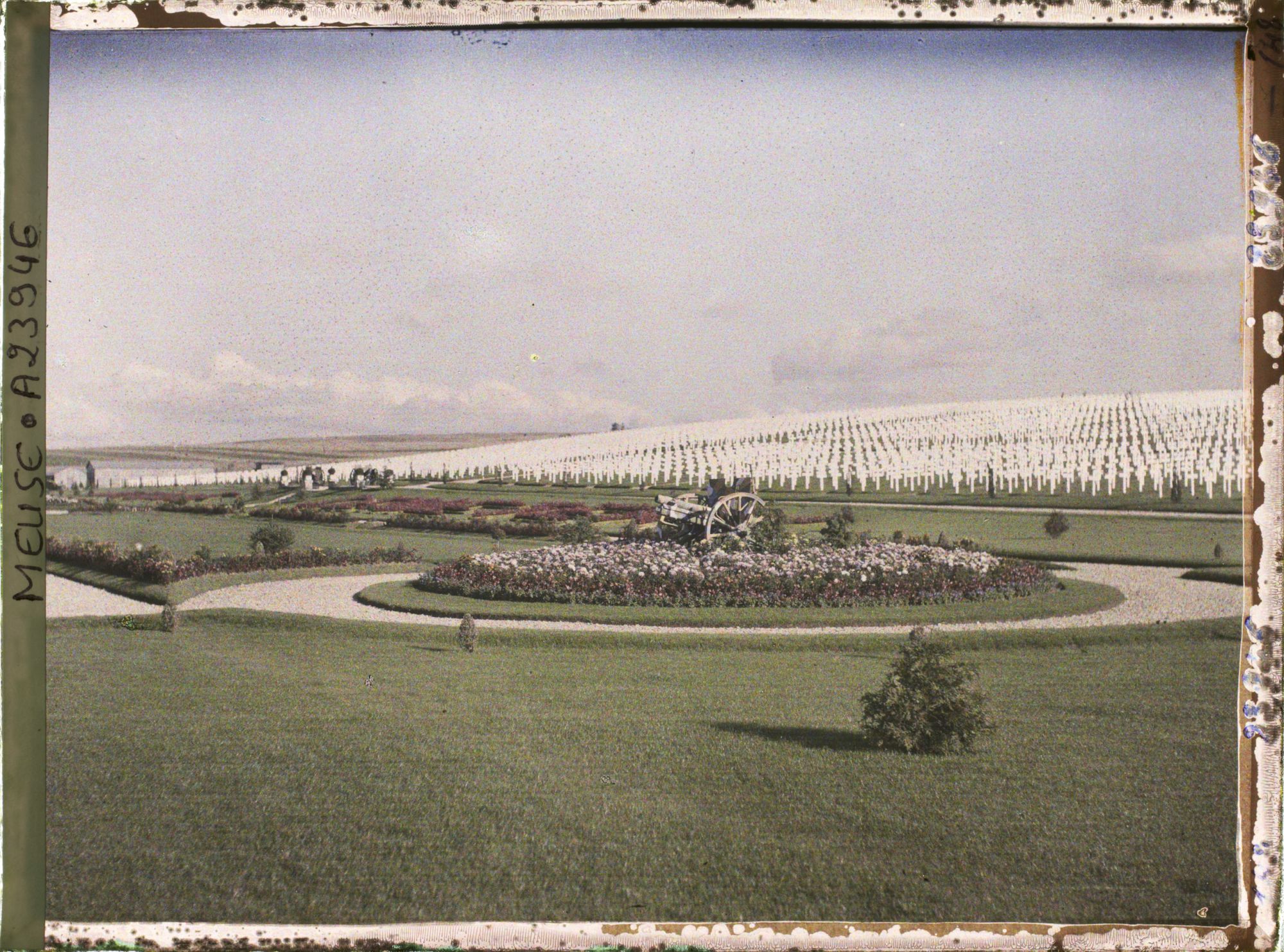 Image représentant France, Romagne sous Montfaucon, Entrée du Cimetière, vue prise de l'entrée droite du Cimetière