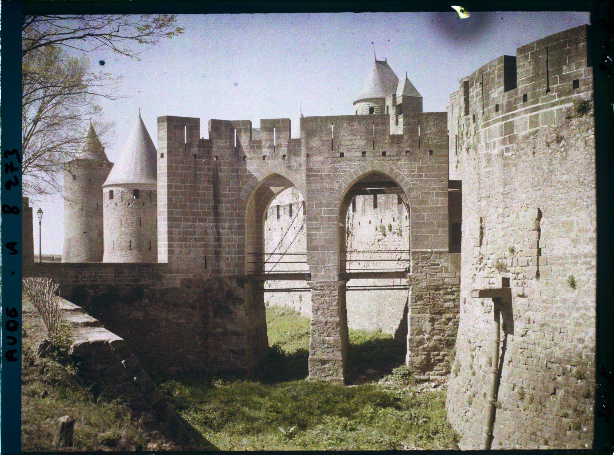 Image représentant La porte Narbonnaise prise depuis le bord des douves