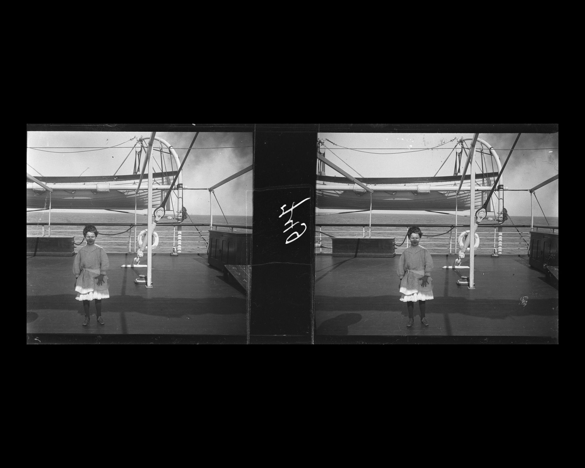 Image représentant Petit garçon (?) posant sur le pont supérieur