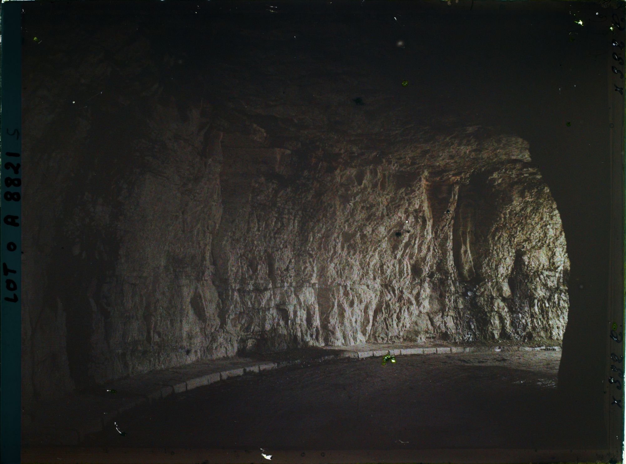 Image représentant France, Roc-Amadour, L'intérieur du tunnel : les teintes du calcaire jurassique et à dr. concrétions calcaires