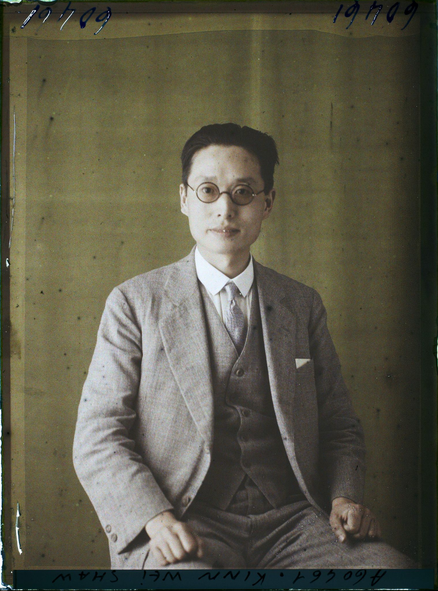 Image représentant https://musee-albert-kahn.s-museum.fr/home/NWQ2OTAwYzNmYjZlZTk1ZWQwODJmMjY4L2dlbmVyaWMtbm90aWNlLXRhYi9hdXRob3JpdHkvNjE3YTc5ZjVjZjhiODk2OGIzMzM3ZDIx/5d6900c3fb6ee95ed082f268/generic-notice-tab/authority/617a79eacf8b8968b33365b3 Monsieur Kim Wei Shaw