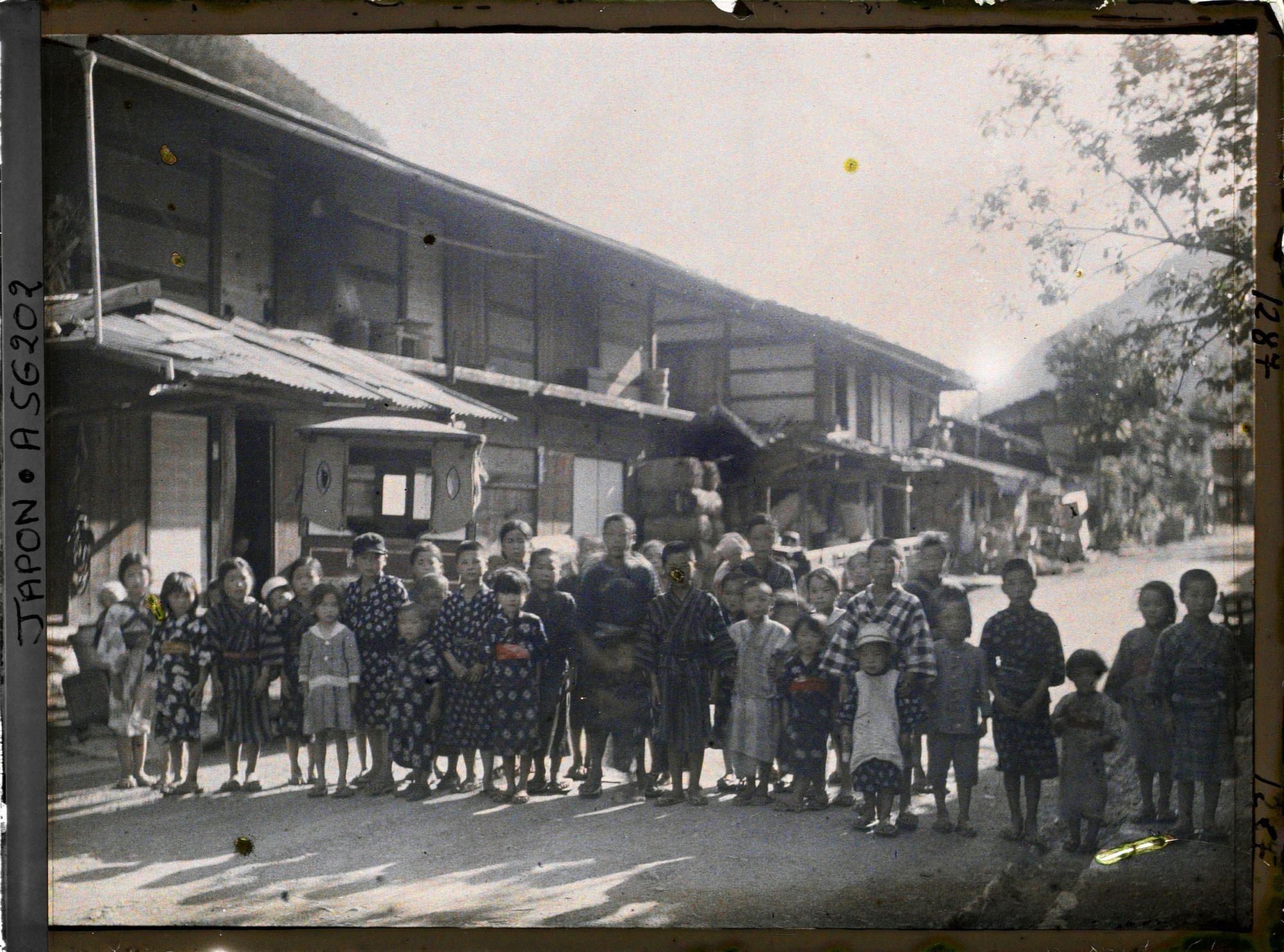 Image représentant Groupe d'enfants dans un village de montagne