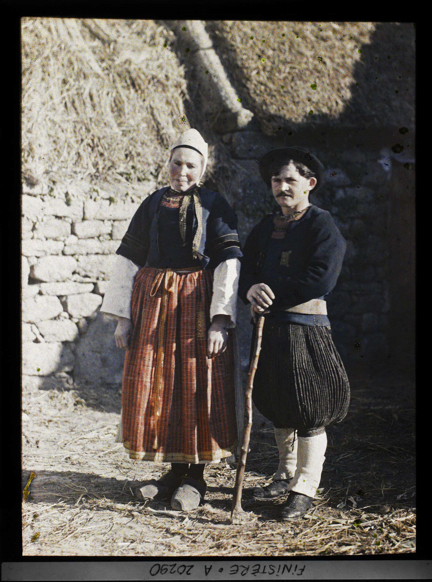 Image représentant Deux habitants en costume traditionnel