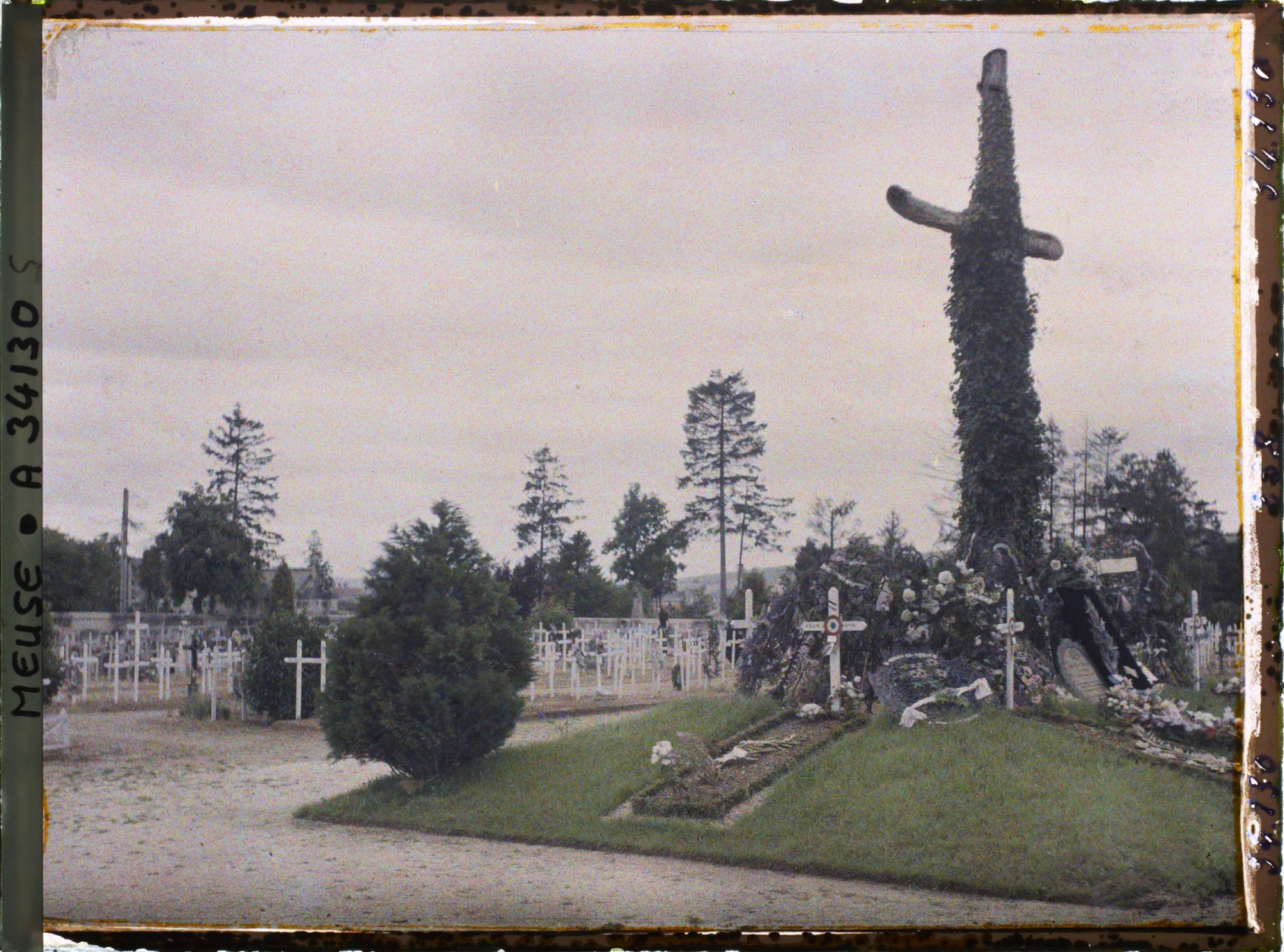 Image représentant France, Verdun, Vue d'ensemble de la tombe des sept soldats inconnus