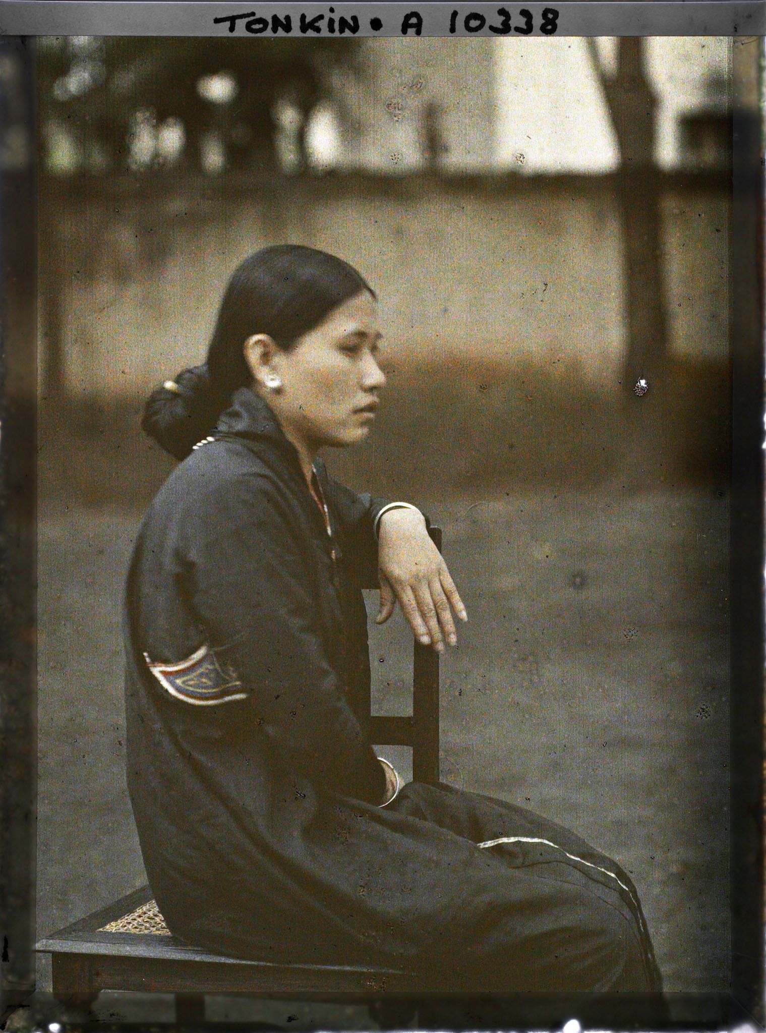 Image représentant Une jeune femme d'ethnie thaï, originaire de Lai-chau (Mg Lai) dans la haute région tonkinoise