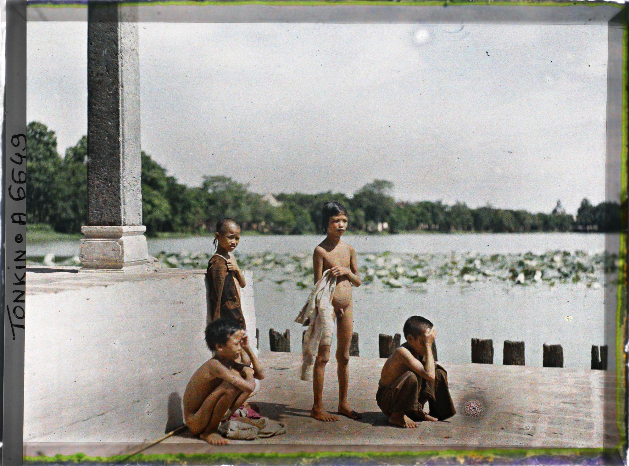 Image représentant Jeunes baigneurs devant le Thui-toa " Kiosque du bord de l'eau " du temple Ngoc-so'n (appelé par les Européens " Pagode des Pinceaux "), situé sur " l'île de Jade " du Petit Lac
