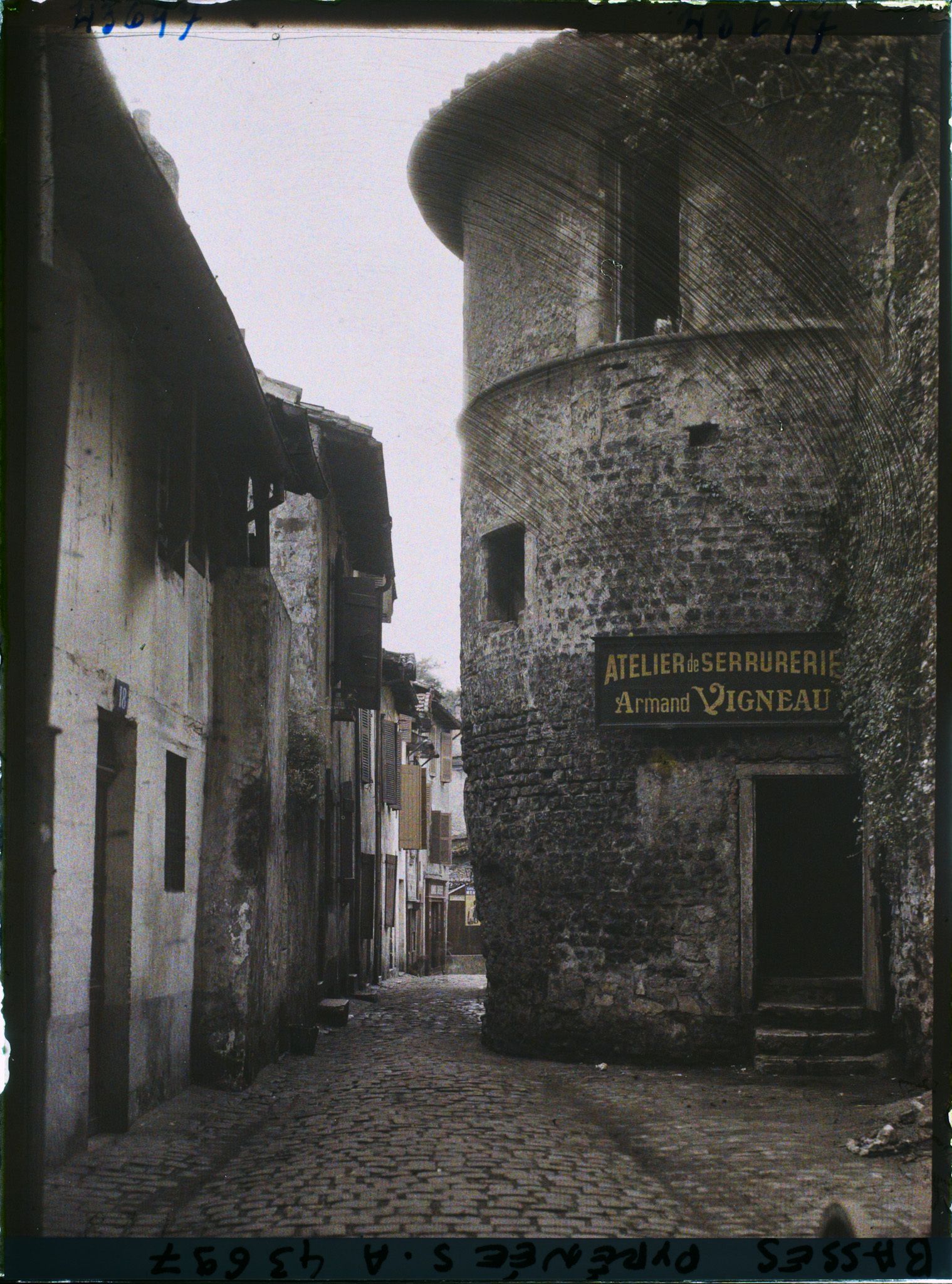 Image représentant France, Bayonne, Vieille rue dans les Remparts