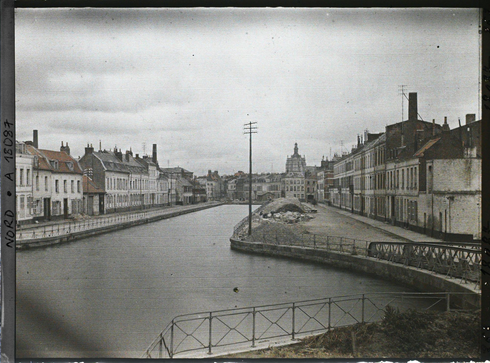 Image représentant France, Douai, Les bords de la Scarpe Canalisée : le quai du Petit Boil