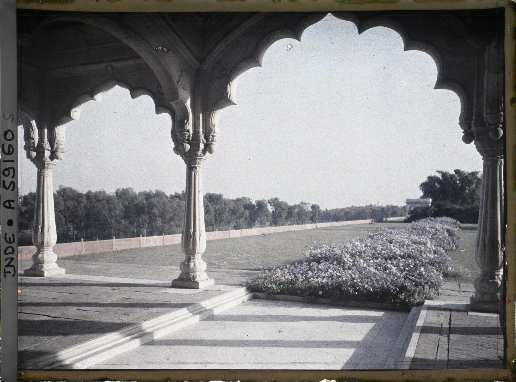 Image représentant Le jardin (Hayat Bakhsh Bagh) du fort Rouge (Lal Qila) près de la tour de l'Empereur (Shah Burj)
