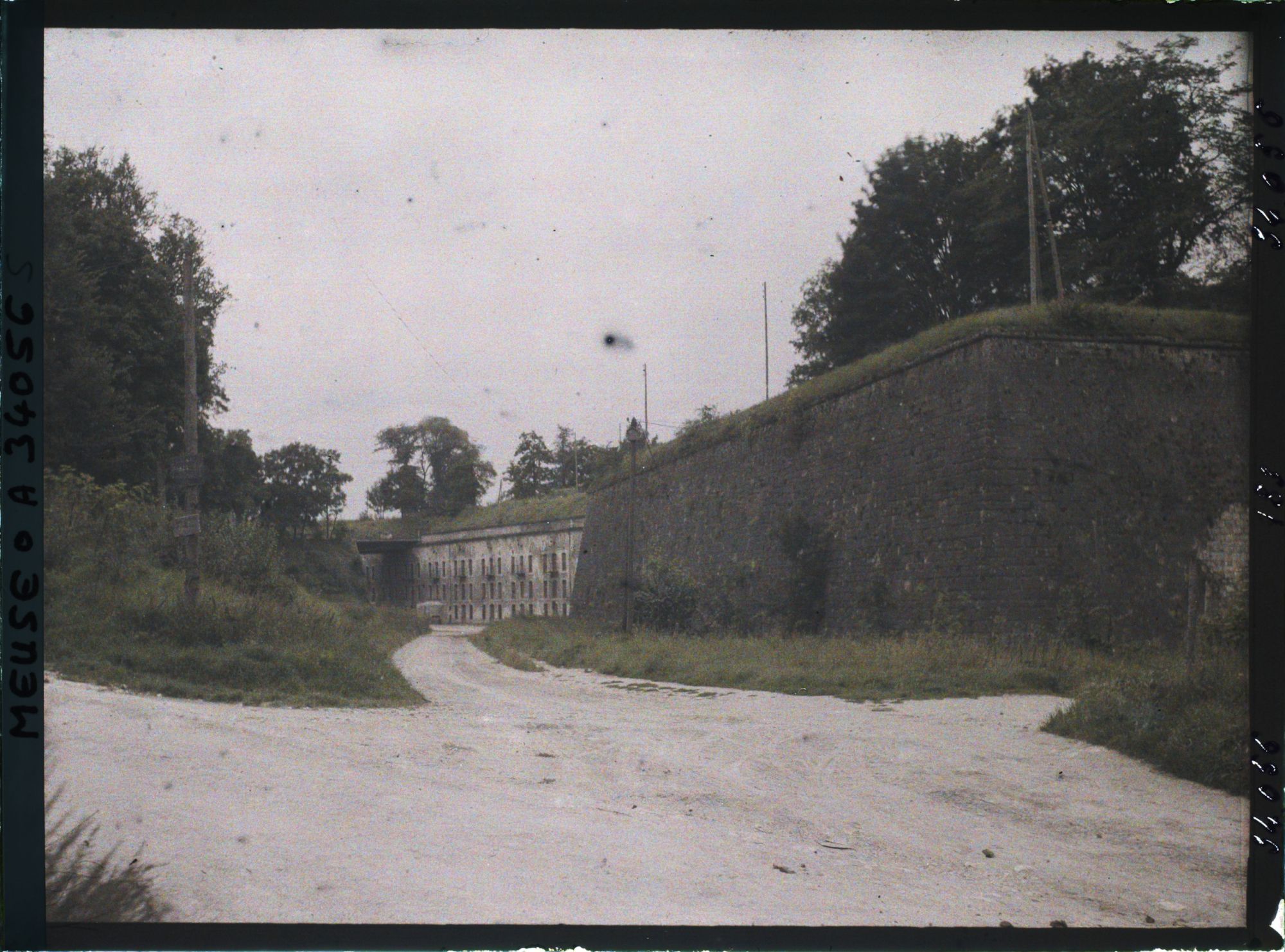 Image représentant France, Verdun, La Citadelle, vue prise près de la Porte de France