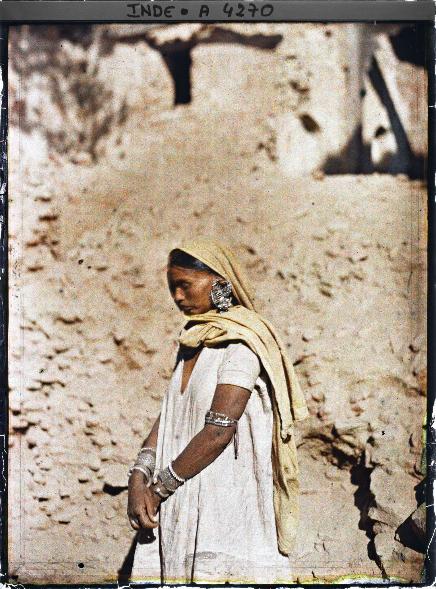 Image représentant Une femme hindoue (portrait de profil en plan américain)