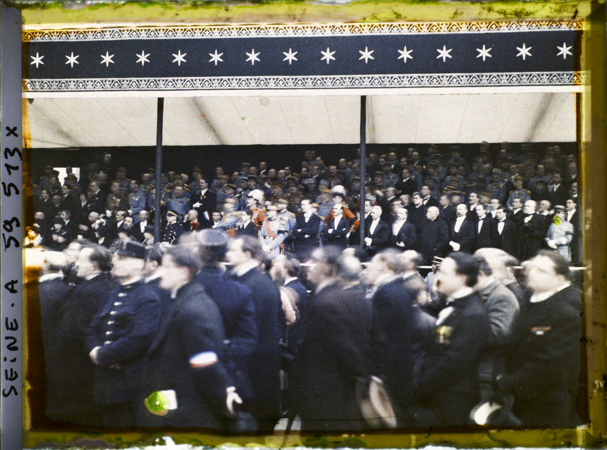 Image représentant Les obsèques du maréchal Foch, la tribune des personnalités officielles place des Invalides