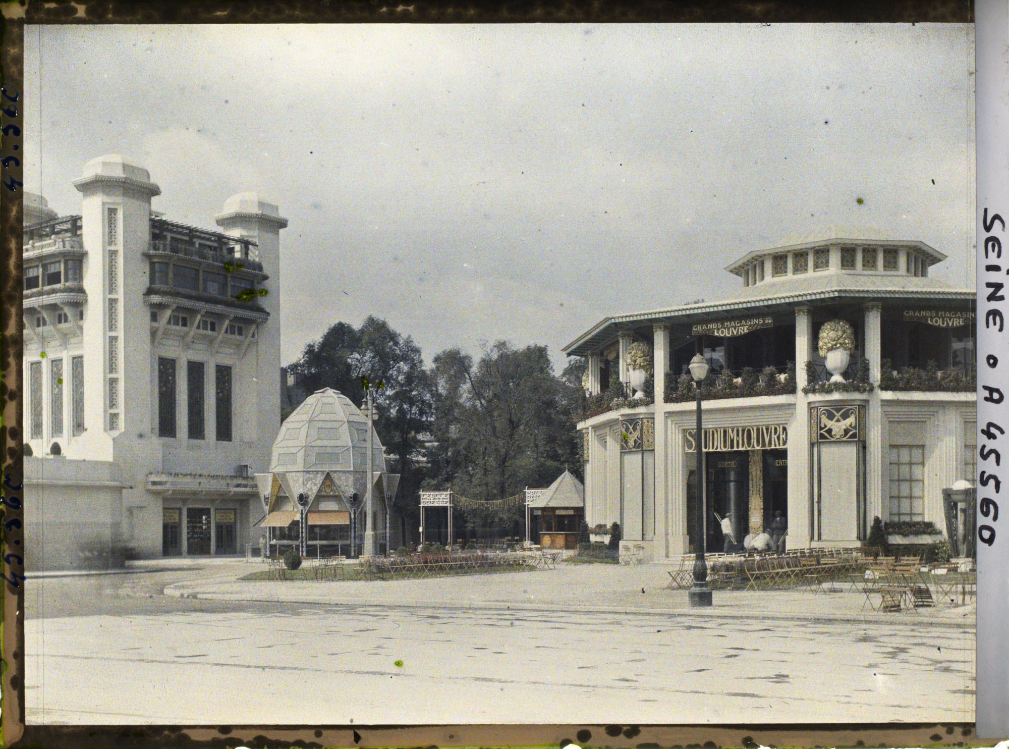 Image représentant L'Exposition des arts décoratifs, La tour de Bourgogne, le Pavillon des Diamantaires et le Pavillon des Grands Magasins du Louvre - Studium Louvre