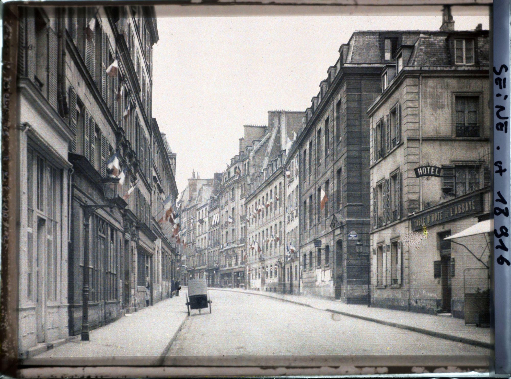 Image représentant La rue Saint-Benoît, au niveau du n°3 et l'angle de l'impasse des Deux-Anges